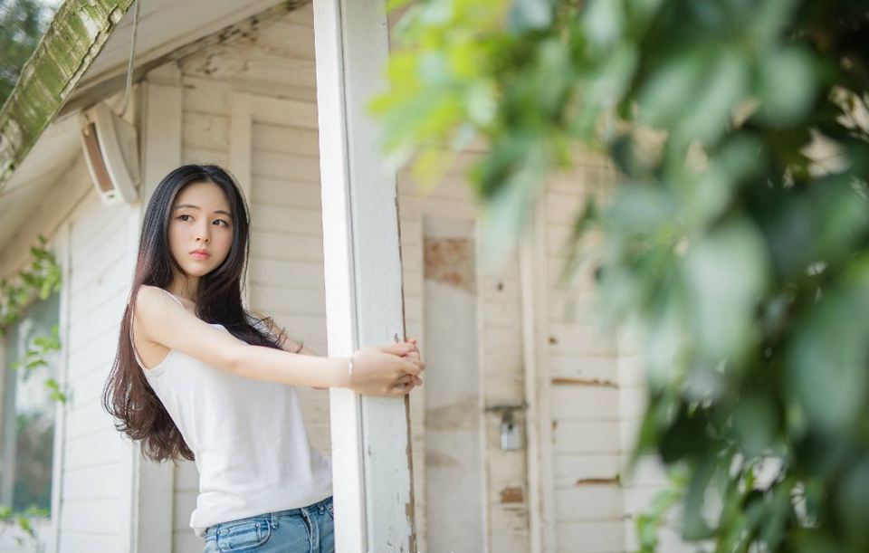 “不敢，强宾不压主，在下理当位居客席！”庞统虽然入营以来，表现的十分强势，却也清楚此刻自己其实已经因为刘璝的事情惹了一部分人的不满，目的既然已经达到，接下来是该表示诚意的时候，自然不会再一味的强势下去，那就有些蠢了，不过无形之中，依旧不断强调着自己的强势地位。